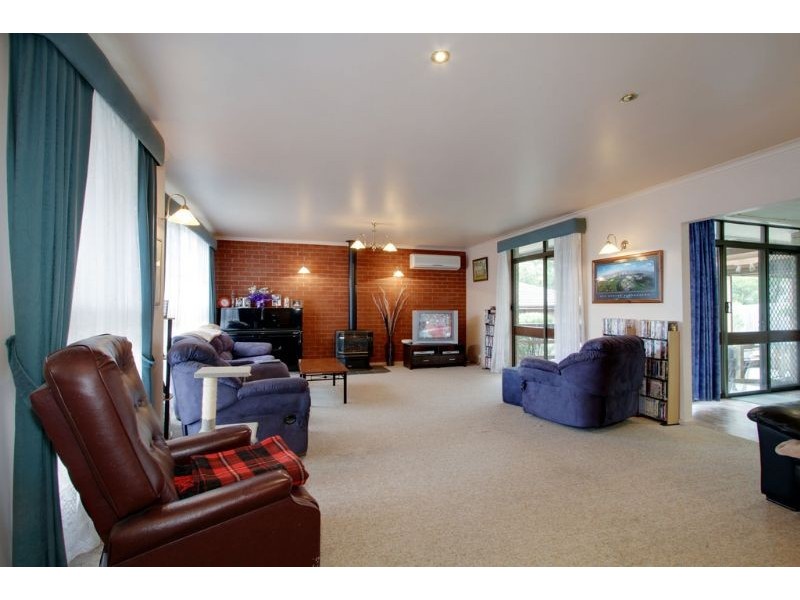 18 Bimbadeen Drive, Mooroolbark VIC 3138