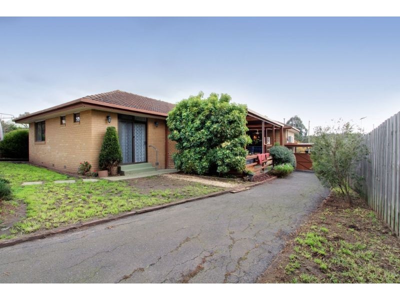 18 Bimbadeen Drive, Mooroolbark VIC 3138