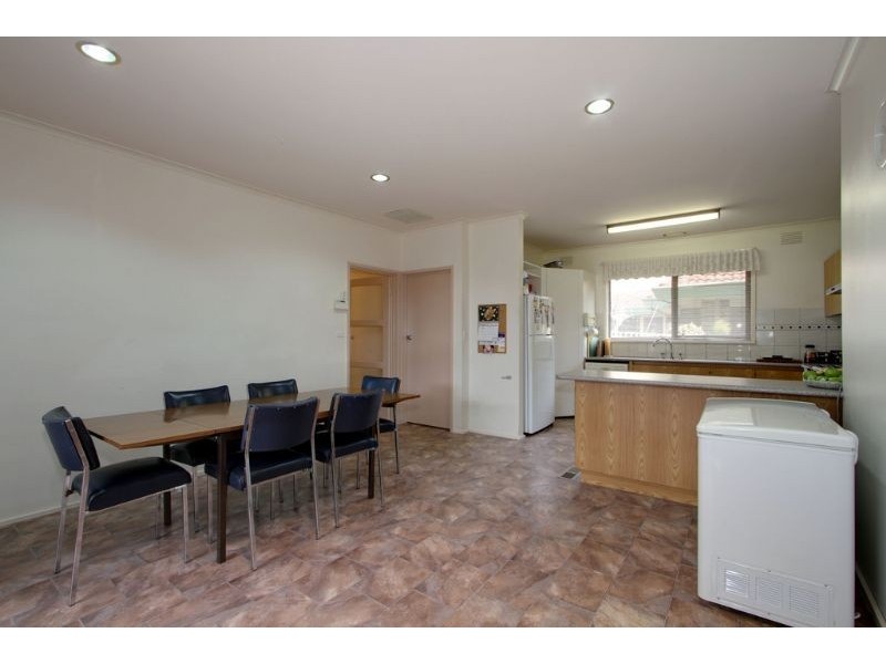 18 Bimbadeen Drive, Mooroolbark VIC 3138