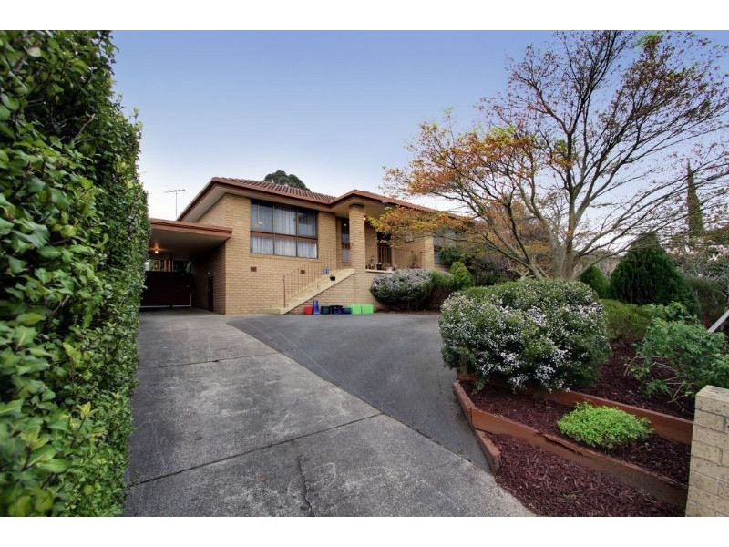 18 Bimbadeen Drive, Mooroolbark VIC 3138