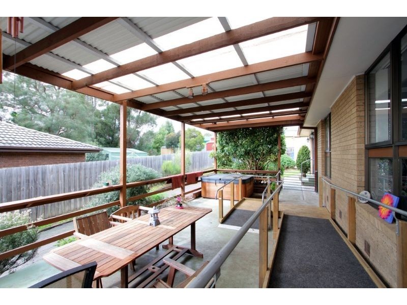 18 Bimbadeen Drive, Mooroolbark VIC 3138