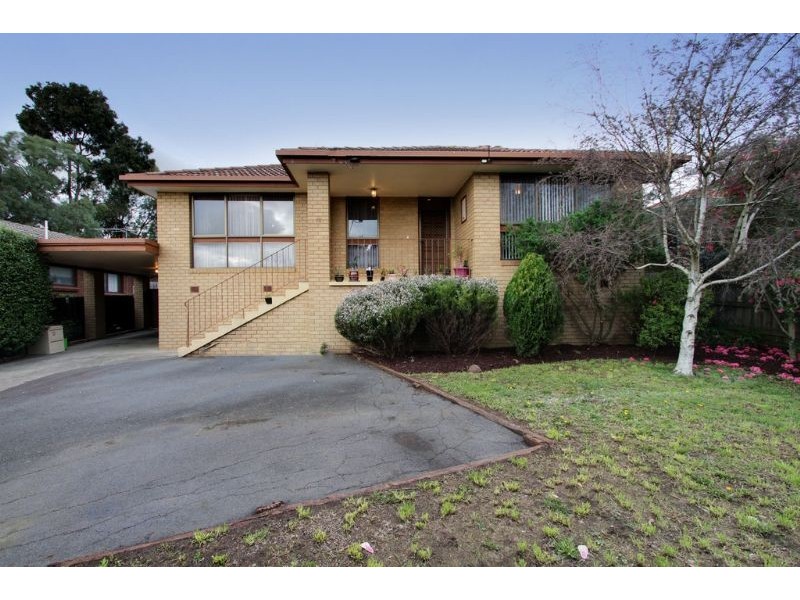 18 Bimbadeen Drive, Mooroolbark VIC 3138