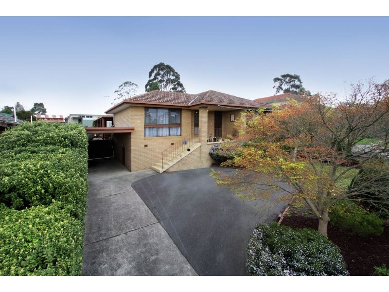 18 Bimbadeen Drive, Mooroolbark VIC 3138