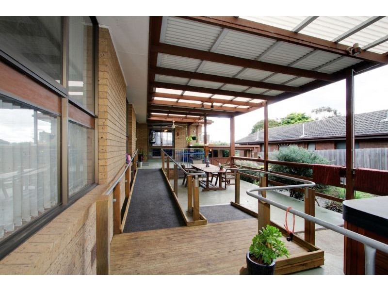 18 Bimbadeen Drive, Mooroolbark VIC 3138