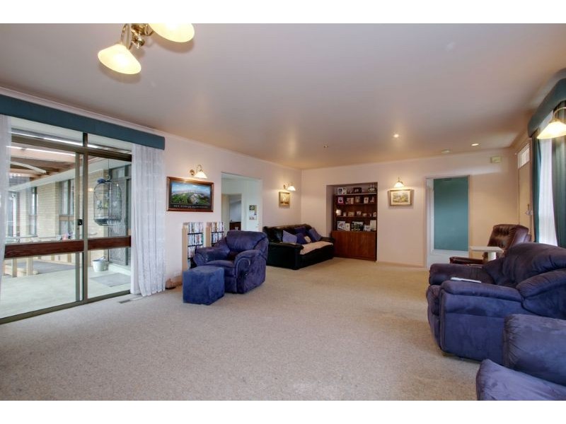 18 Bimbadeen Drive, Mooroolbark VIC 3138