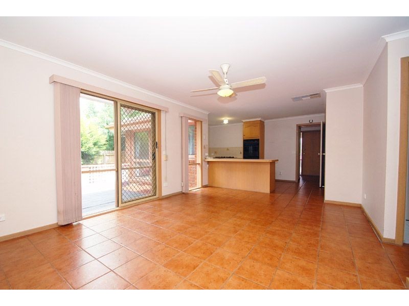 11 Dewpond Walk, Croydon South VIC 3136