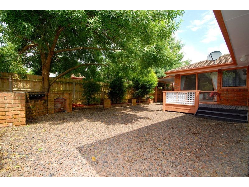 11 Dewpond Walk, Croydon South VIC 3136
