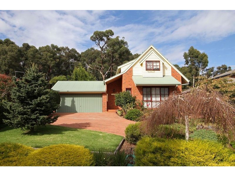 17 Stringybark Boulevard  North, Mount Evelyn VIC 3796