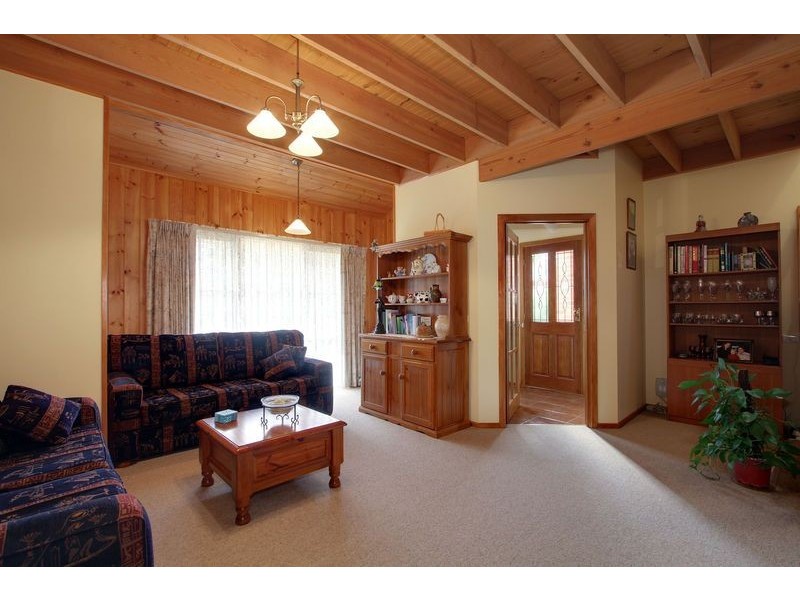 17 Stringybark Boulevard  North, Mount Evelyn VIC 3796