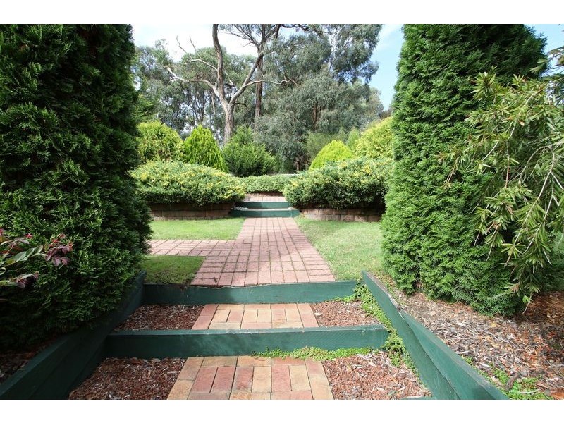 17 Stringybark Boulevard  North, Mount Evelyn VIC 3796