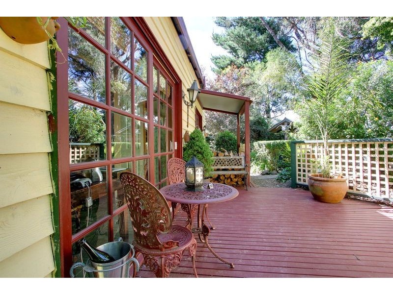 2 Wanda Avenue, Wandin North VIC 3139