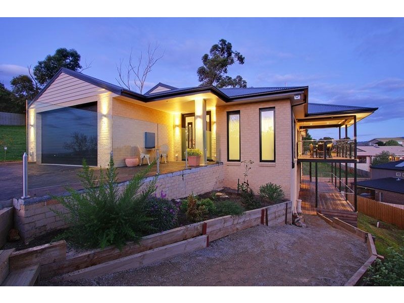 16 Huntly Avenue, Mooroolbark VIC 3138