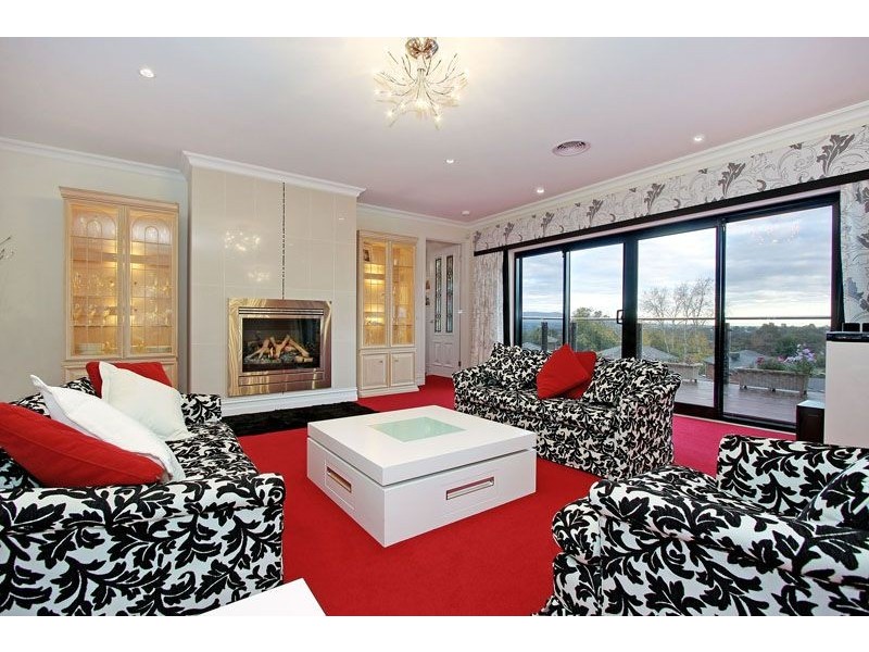 16 Huntly Avenue, Mooroolbark VIC 3138