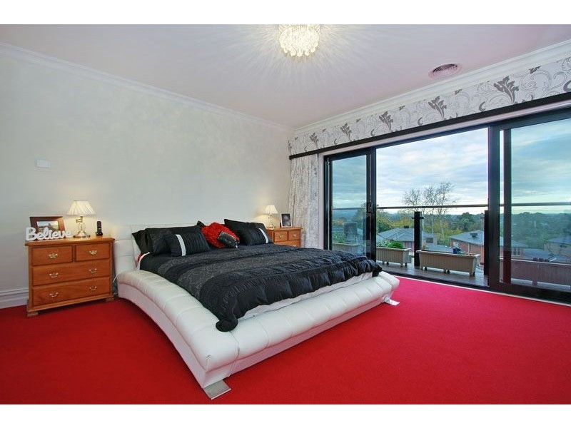 16 Huntly Avenue, Mooroolbark VIC 3138