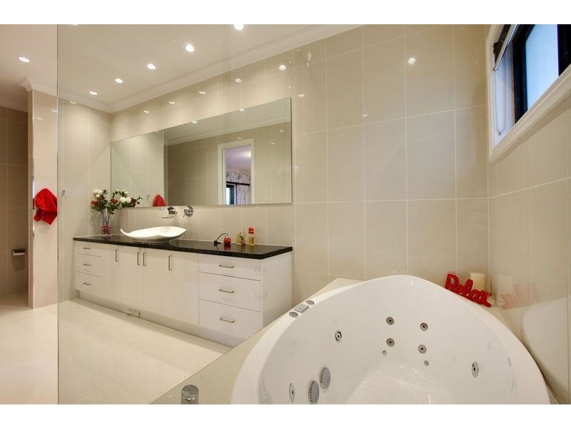 16 Huntly Avenue, Mooroolbark VIC 3138