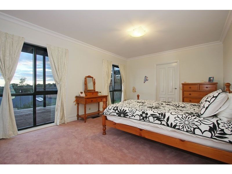 16 Huntly Avenue, Mooroolbark VIC 3138