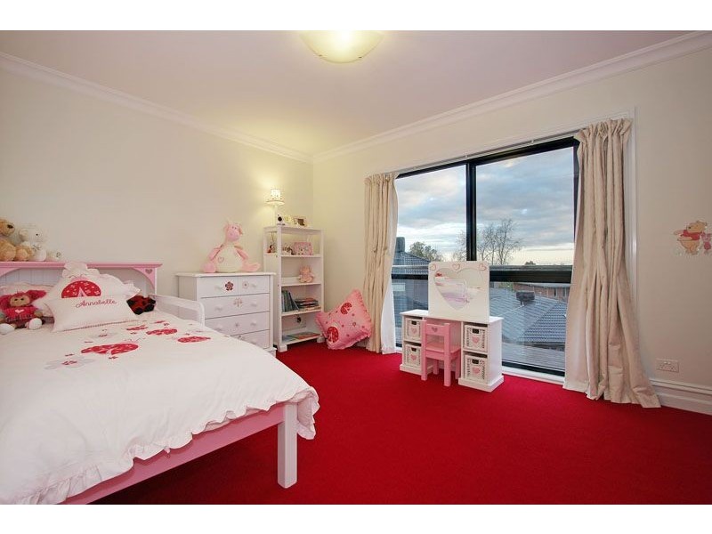 16 Huntly Avenue, Mooroolbark VIC 3138