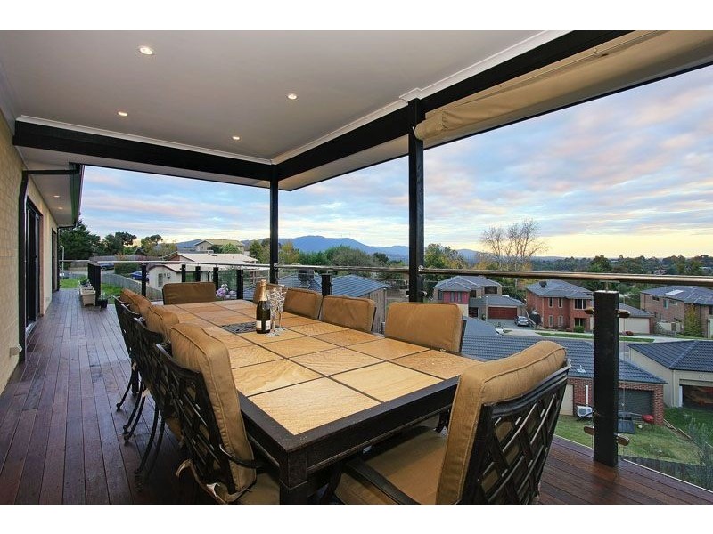 16 Huntly Avenue, Mooroolbark VIC 3138