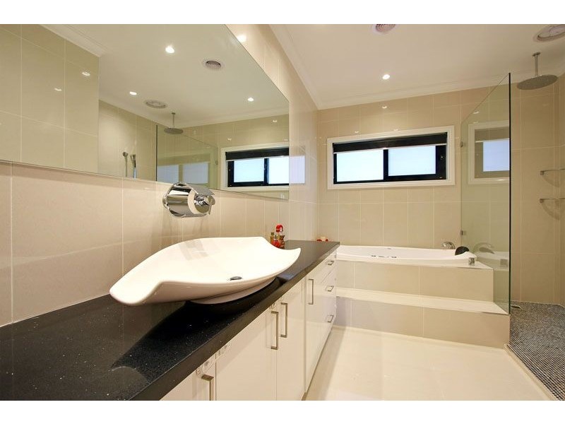 16 Huntly Avenue, Mooroolbark VIC 3138