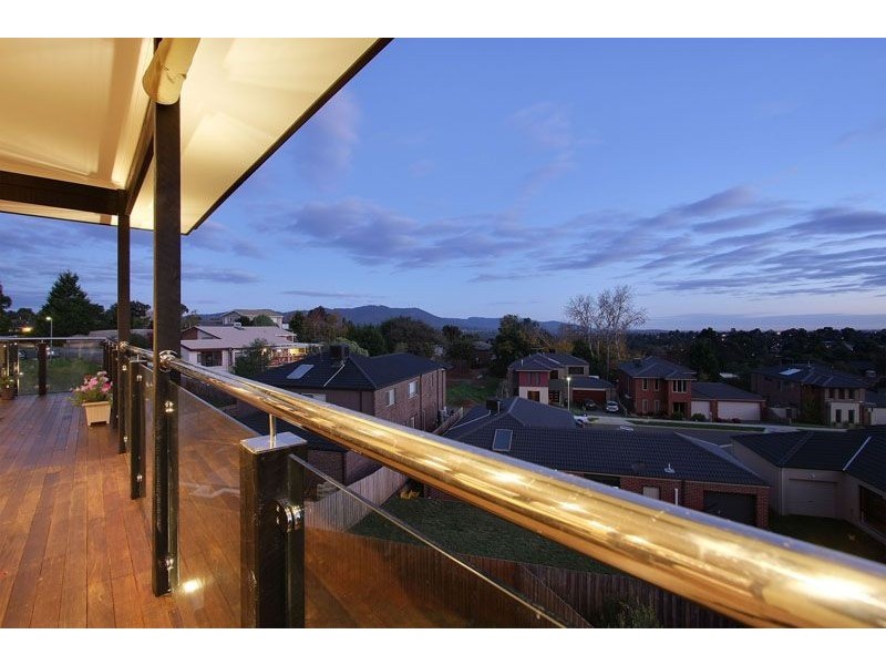 16 Huntly Avenue, Mooroolbark VIC 3138