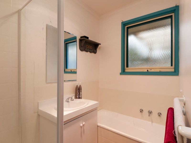 18 Sheldon Ave, Mooroolbark VIC 3138