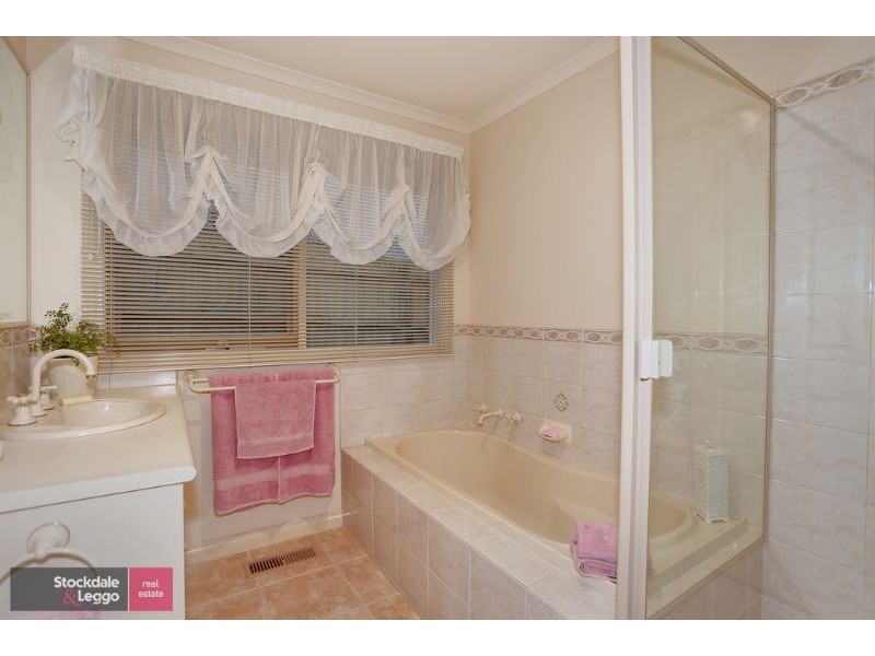 2 Rotherwood Place, Lilydale VIC 3140