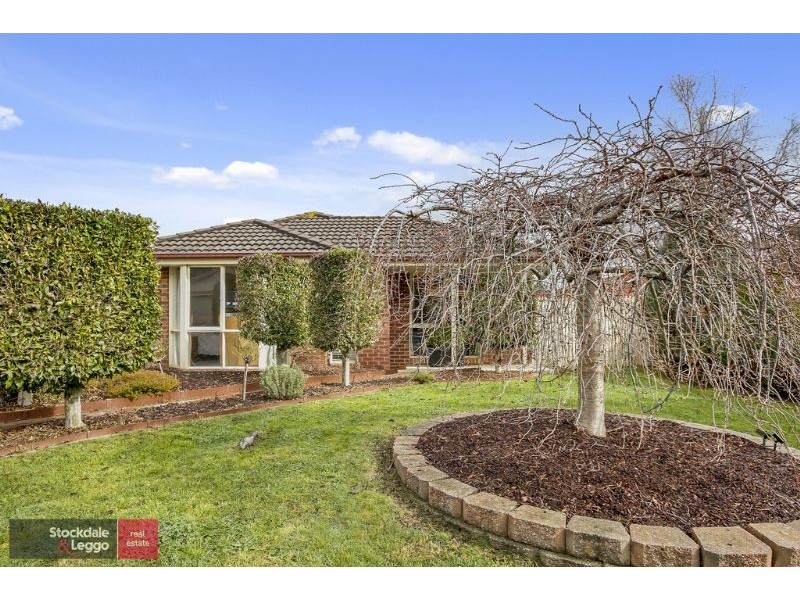 8 Charlwood Drive, Mooroolbark VIC 3138