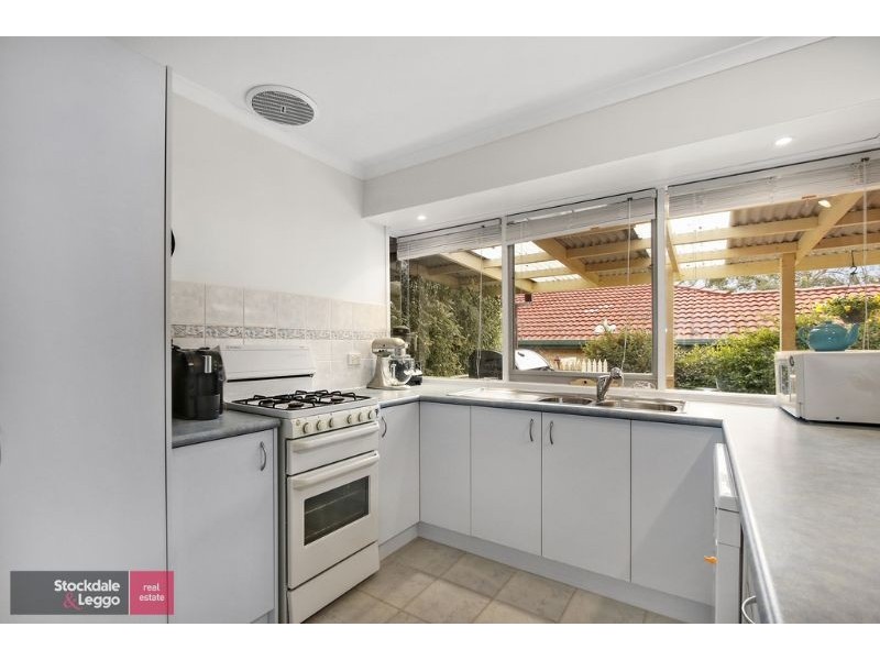 8 Charlwood Drive, Mooroolbark VIC 3138