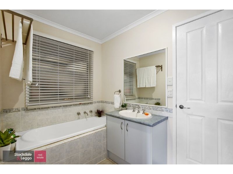 8 Charlwood Drive, Mooroolbark VIC 3138