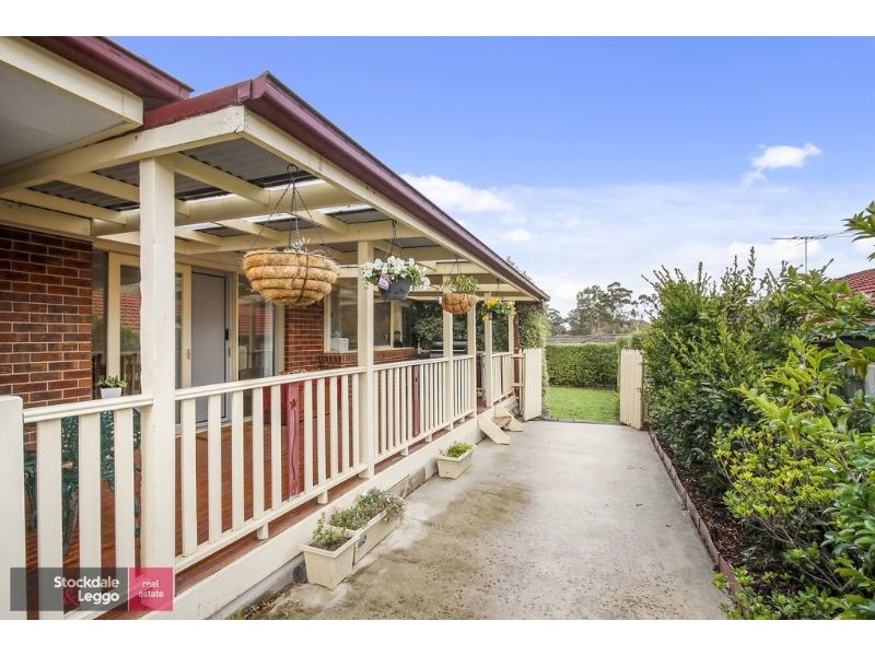 8 Charlwood Drive, Mooroolbark VIC 3138