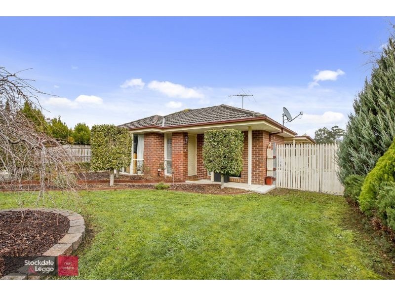 8 Charlwood Drive, Mooroolbark VIC 3138