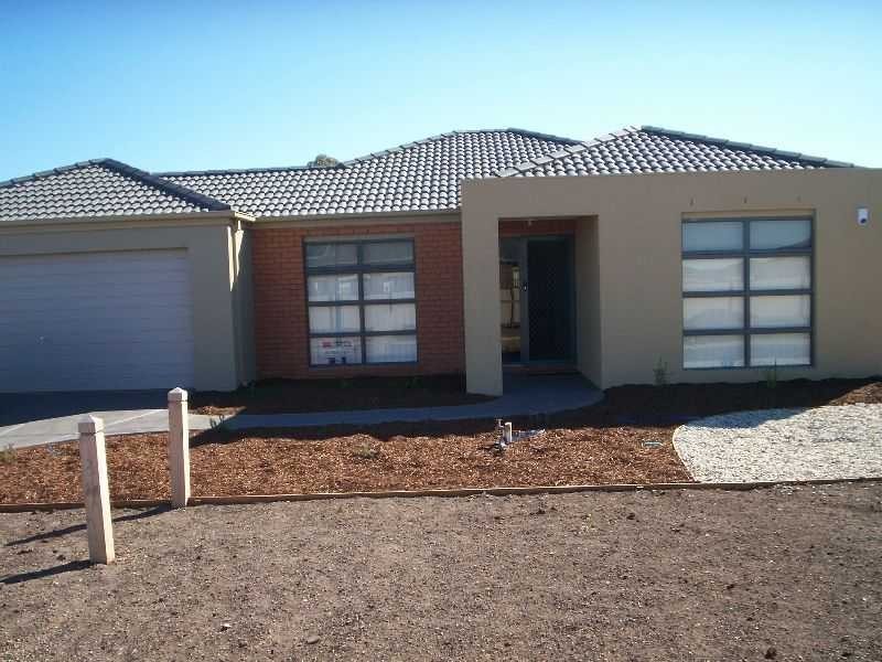 16 Glencroft Terrace, Melton West VIC 3337
