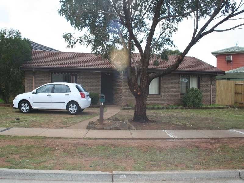 33 Chelmsford Way, Melton West VIC 3337