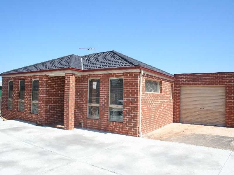 Unit 2/5 Coventry Place, Melton South VIC 3338
