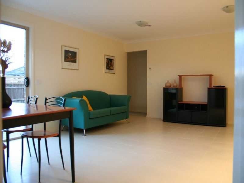 Unit 2/5 Coventry Place, Melton South VIC 3338