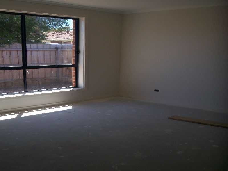 1/2 Maree Court, Kurunjang VIC 3337