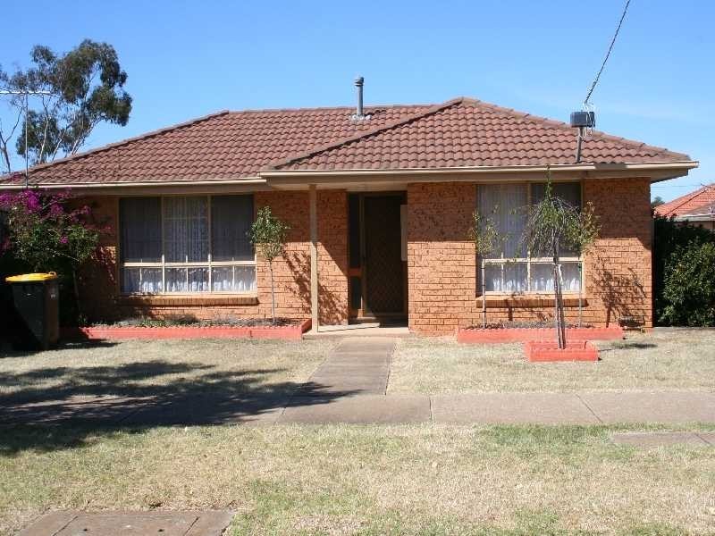 Unit 1/27 Kurrajong Drive, Melton South VIC 3338