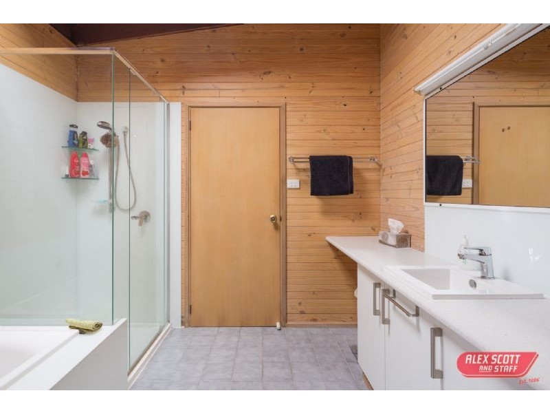 525 LYNNES ROAD, Wattle Bank VIC 3995