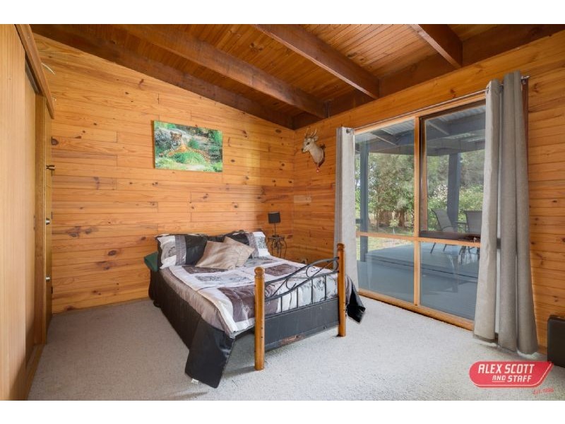 525 LYNNES ROAD, Wattle Bank VIC 3995