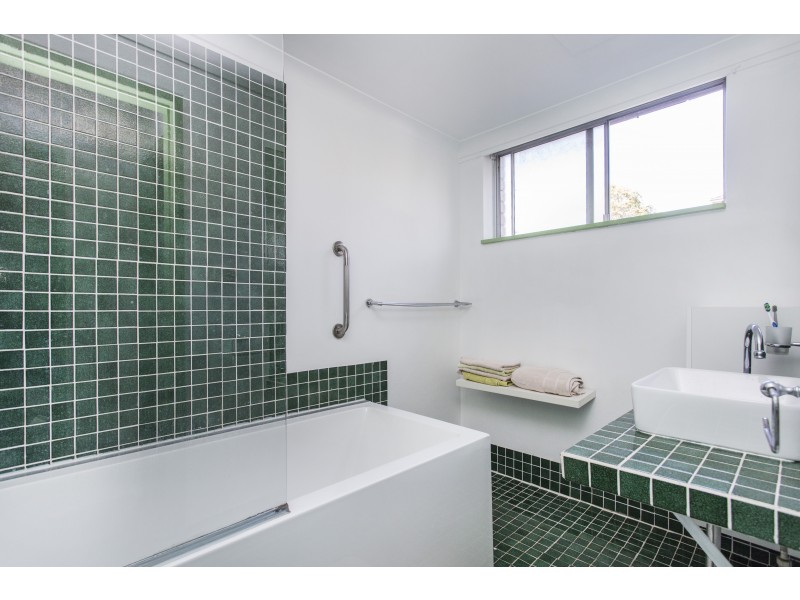 2/18 Avon Road, Dee Why NSW 2099