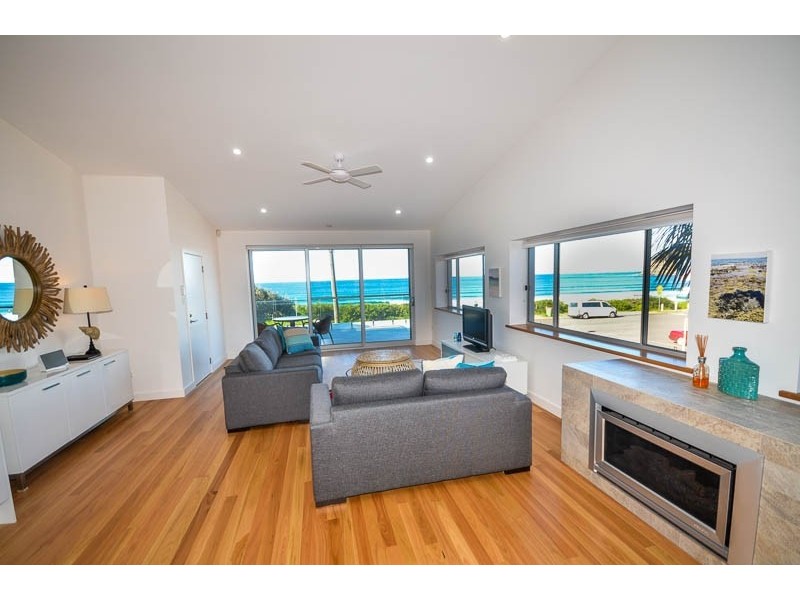 2/220 Del Monte Pl, Copacabana NSW 2251