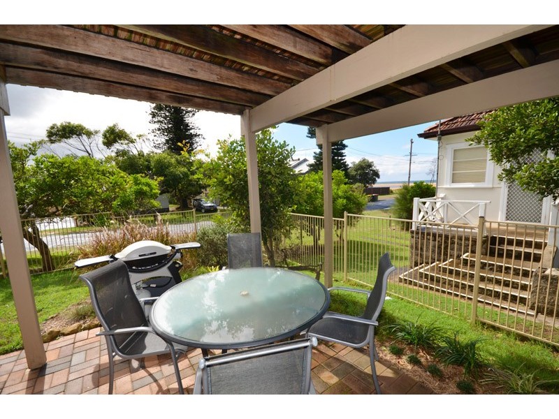 2/10 Ficus Avenue, Avoca Beach NSW 2251