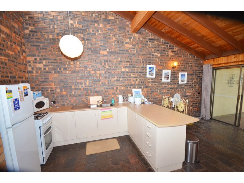 2/220 Del Monte Pl, Copacabana NSW 2251