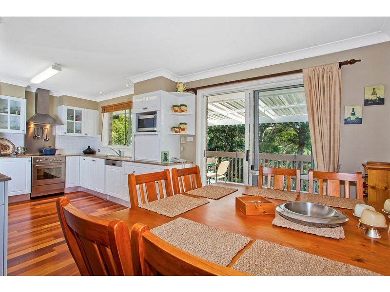 4 Cabbage Tree Ave, Avoca Beach NSW 2251
