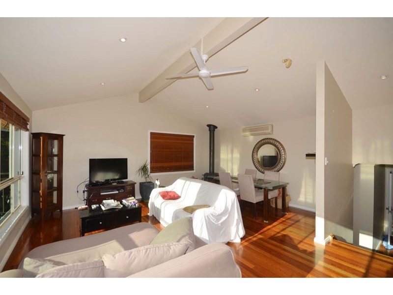 16 Cabbage Tree Ave, Avoca Beach NSW 2251