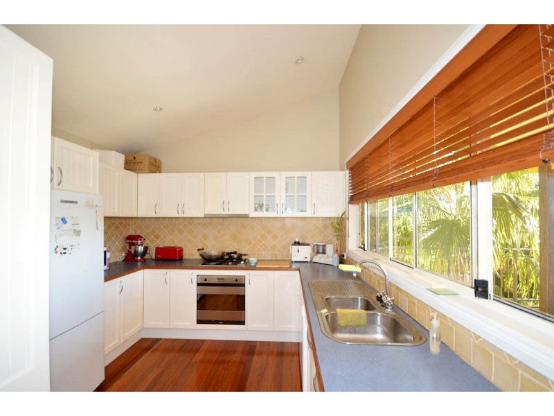 16 Cabbage Tree Ave, Avoca Beach NSW 2251