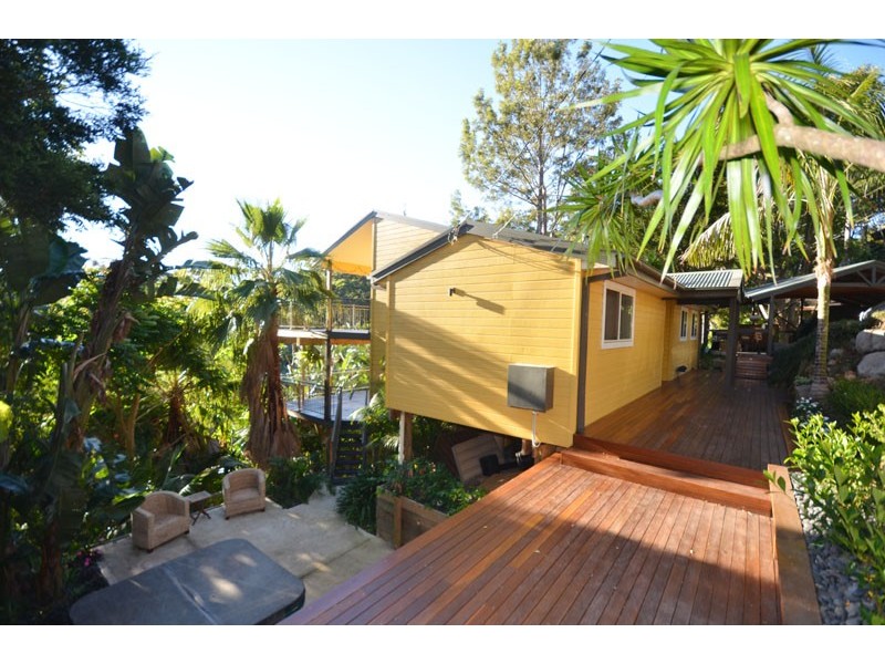 16 Cabbage Tree Ave, Avoca Beach NSW 2251