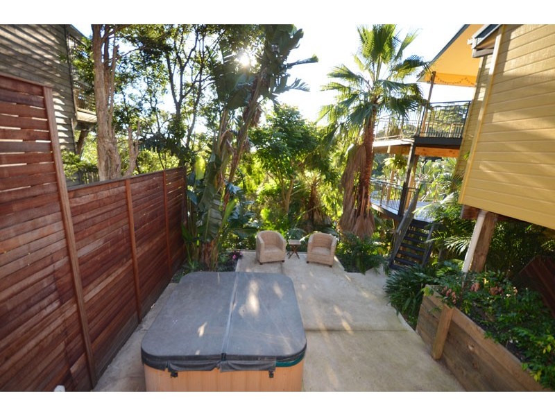 16 Cabbage Tree Ave, Avoca Beach NSW 2251