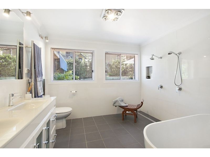 284 Avoca Drive, Green Point NSW 2251
