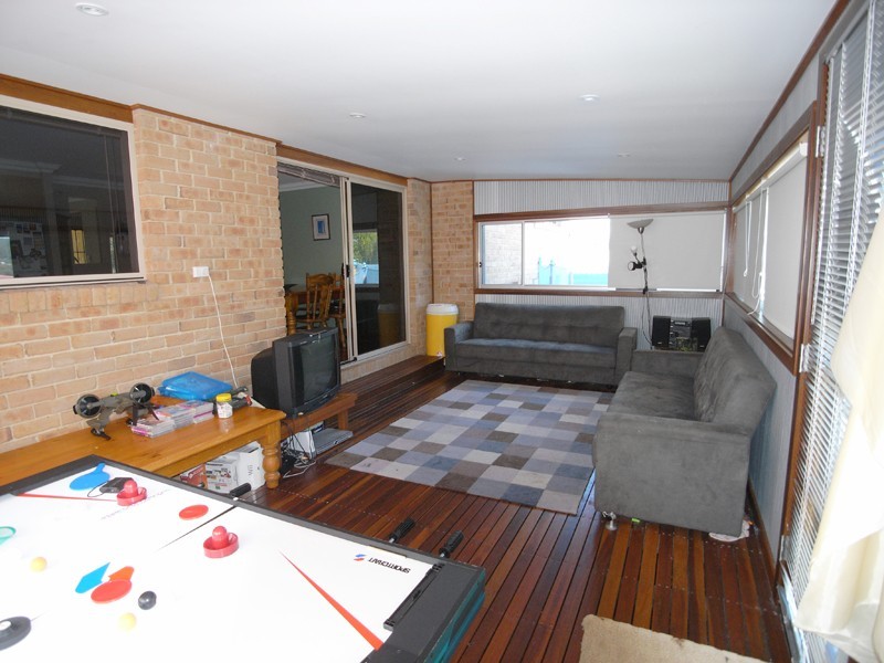 37 Joan St, Forresters Beach NSW 2260